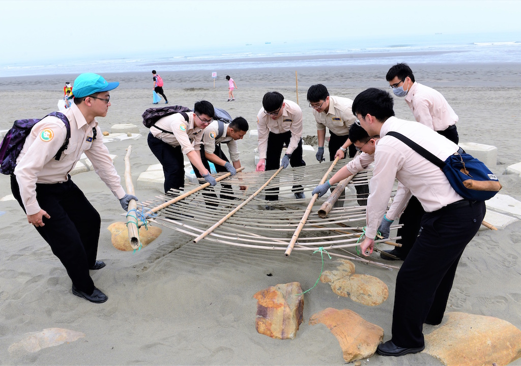 役男也參與淨灘。 圖：桃園市政府/提供