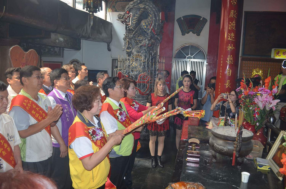 高空盪鞦韆前舉行前，市長涂醒哲、議長蕭淑麗等人先到廟裡祈求活動過程平安。 圖：蔡坤龍/攝