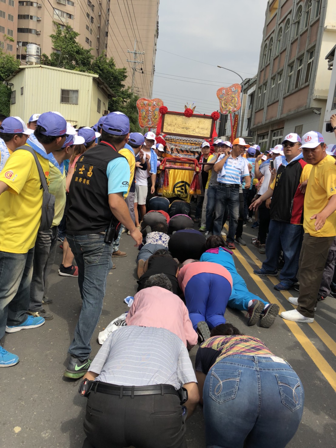 大甲媽祖返程鑾轎，一早便有信眾在大肚區、龍井區沿線等待，隊伍綿延超過10公里。 圖：陳奕/攝