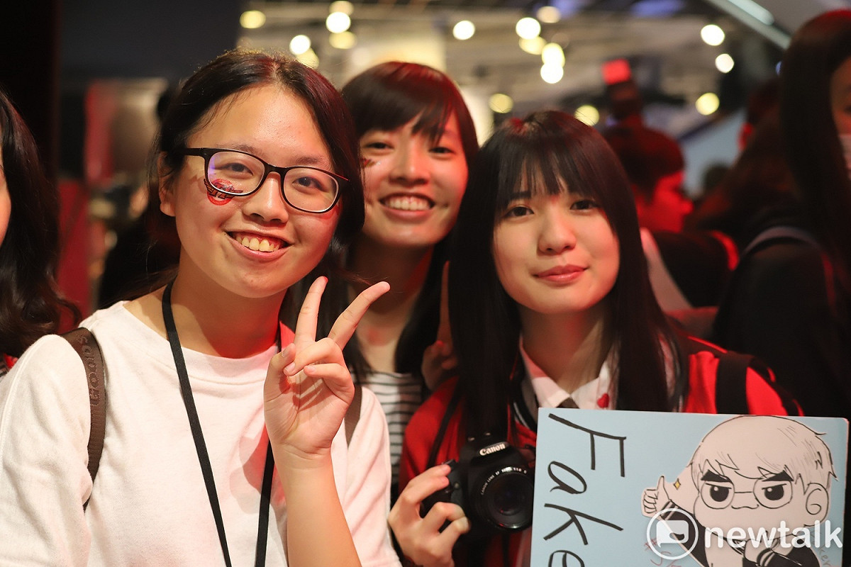 正如同先前釋出消息大批玩粉隨之陷入瘋狂，「Faker」今日活動中與前ahq選手Westdoor (西門夜說)再次正面交鋒，重現玩家們心目中夢幻精采對決。 圖：蔡幸秀/攝