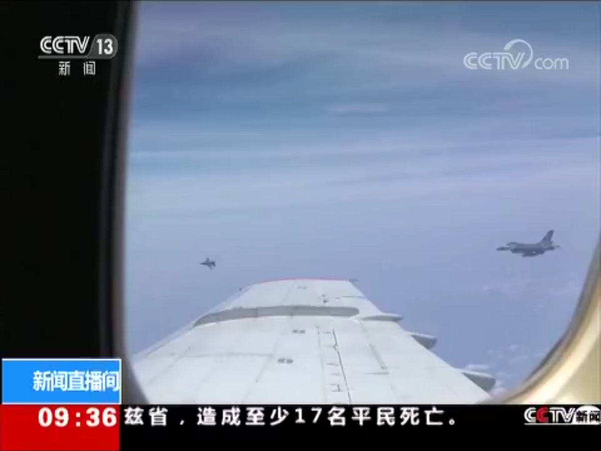 機組人員告訴同在其中這架「特種飛機」上的央視記者，像這樣的情況，在「繞島巡航」過程中經常遇到，「雙方的對峙有時甚至長達幾十分鐘」。 圖：翻攝自央視畫面