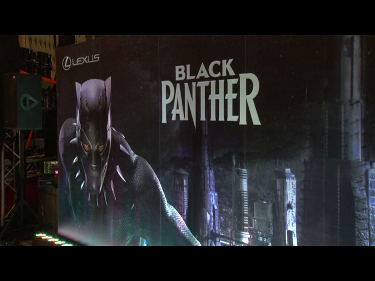 民眾手中拿著早已銷售一空的好萊塢動作鉅片「黑豹」（Black Panther）的寶貴電影票，並帶著爆米花桶及碳酸飲料走進影廳。 圖：翻攝自Youtube