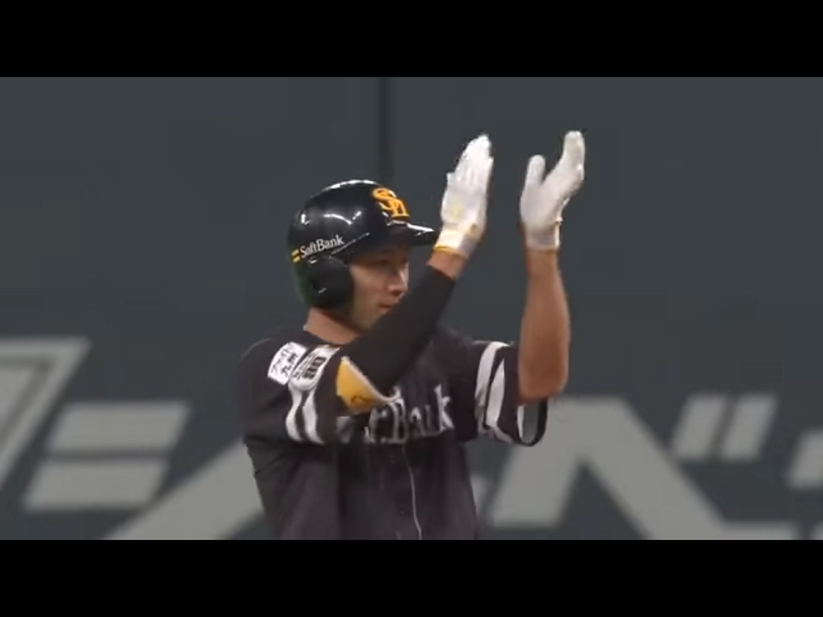 柳田悠岐完成難得的「完全打擊」紀錄，為日職史上第70次、第65人，也是太平洋聯盟繼2007年羅德隊前洋砲朱勒塔（Julio Zuleta）之後，再度有球員寫下難得紀錄。 圖：翻攝自Youtube