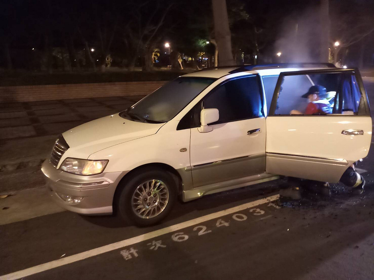 警消人員於車內發現炭盆，疑似車內燒炭。 圖：民眾提供
