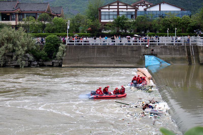 桂林龍舟翻沉事故，搜救結束增至17死。 圖：翻攝自中新社