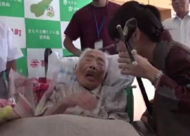 去年9月日本的敬老日，鹿兒島縣知事三反園訓到老人院探望田島，她隨着三味線的琴音打拍子，場面令人印象深刻。 圖/翻攝自互聯網