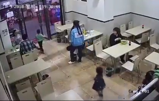 不滿男童在店內嬉鬧，孕婦伸腳直接絆倒男童，害摔腦震盪。 圖/翻攝自網路影片