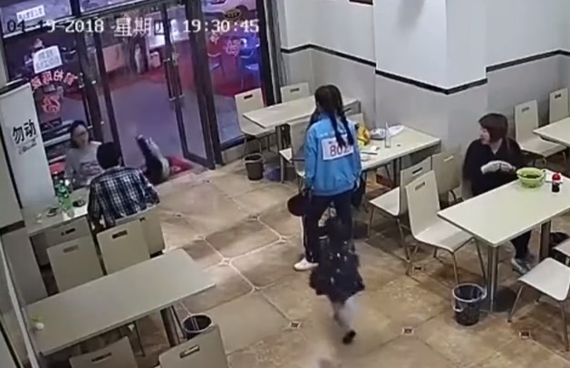 不滿男童在店內嬉鬧，孕婦伸腳直接絆倒男童，害摔腦震盪。 圖/翻攝自網路影片