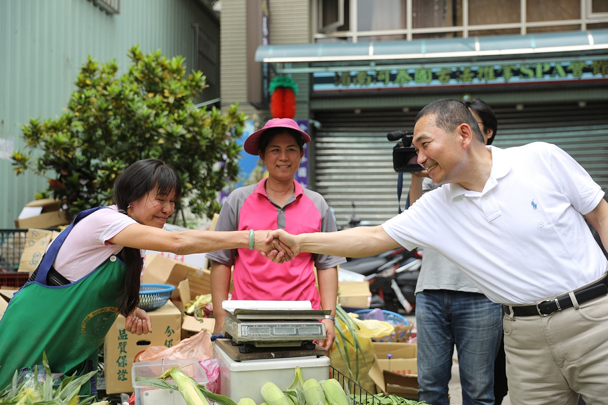 侯友宜與民眾握手，展現「菜市場囝仔」的親和力。 圖：侯友宜辦公室/提供