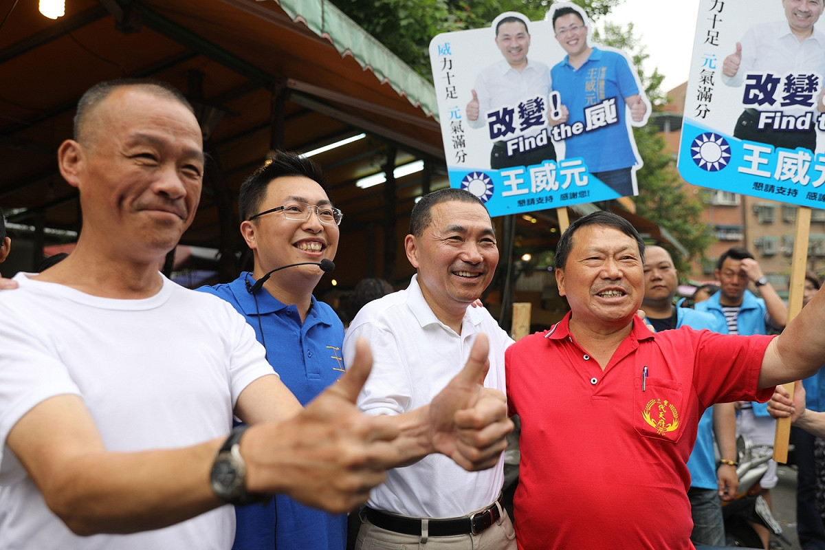 侯友宜今(22)日陪同議員擬參選人王威元前往三蘆市場拜票。 圖：侯友宜辦公室/提供
