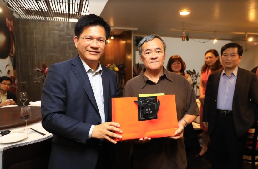 台中市長林佳龍與中南美洲台灣商會聯合總會前總會長梁輝騰合照。 圖：台中市政府/提供