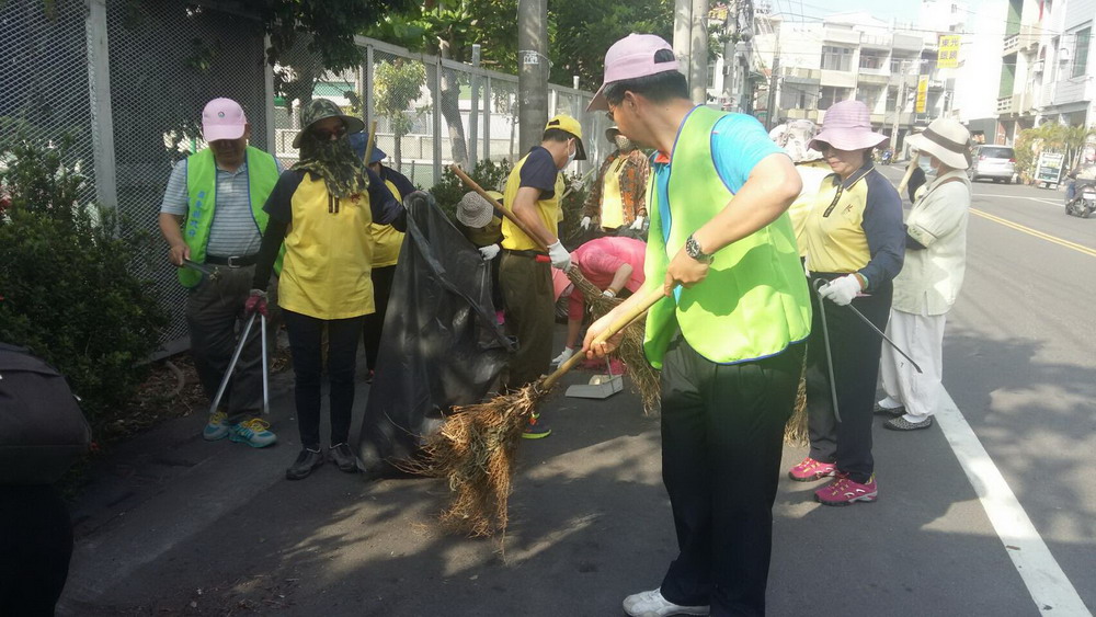 為迎接東港鎮鮪魚季活動到來給與旅遊的遊客能享受優質環境，也結合國際佛光會東港分會進行東港掃街活動。 圖：屏東縣政府/提供