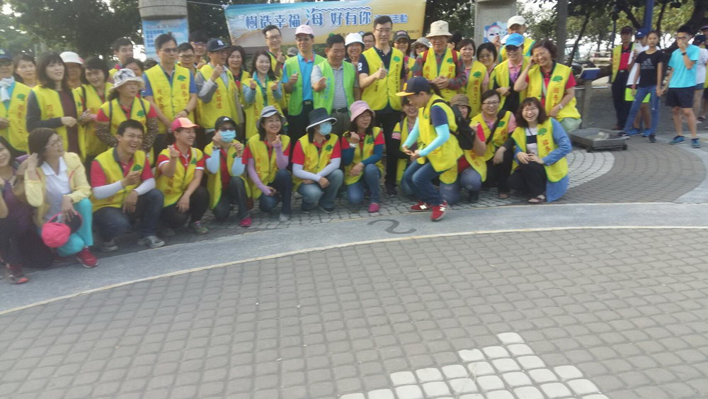 環保局局長魯臺營表示，為提供民眾優美乾淨的海岸，加強宣導民眾走過留下足跡，不要留下垃圾一起愛護海岸。 圖：屏東縣政府/提供