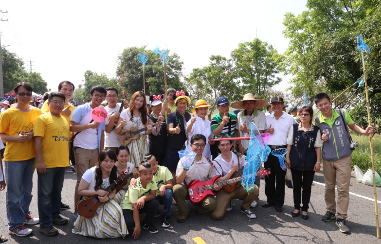 民眾DIY採芒果，各式採芒果的道具和服裝都現身。 圖：嘉義縣政府/提供