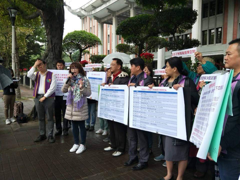 家長聯盟強調，在台灣少子化的趨勢下，很多大學都不得不在第一階段搶學生，先搶先贏！招聯會被這些大學綁架，替特定大學在申請入學時搶到更多學生。 圖：新頭殼資料照片