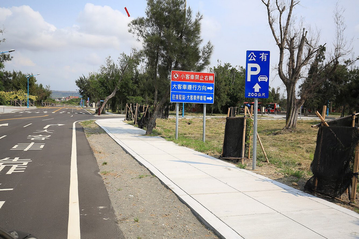 高美第二停車場規劃有小客車463格，包含無障礙車位10格、低碳車位10格及親子優先車位10格，並建置農夫市集、公廁等設施。 圖：台中市政府／提供