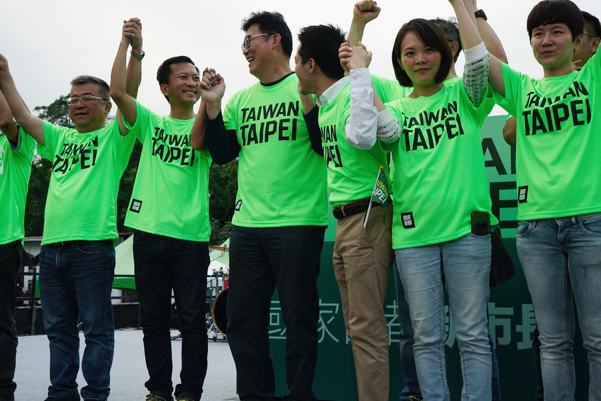 柯黑大遊行，民進黨市議員和市議員參選人力挺姚文智。 圖：張良一/攝