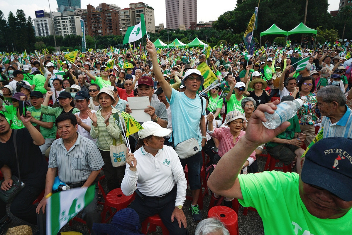 柯黑大遊行，吸引上萬人共同響應，民眾反映相當熱情。 圖：張良一/攝