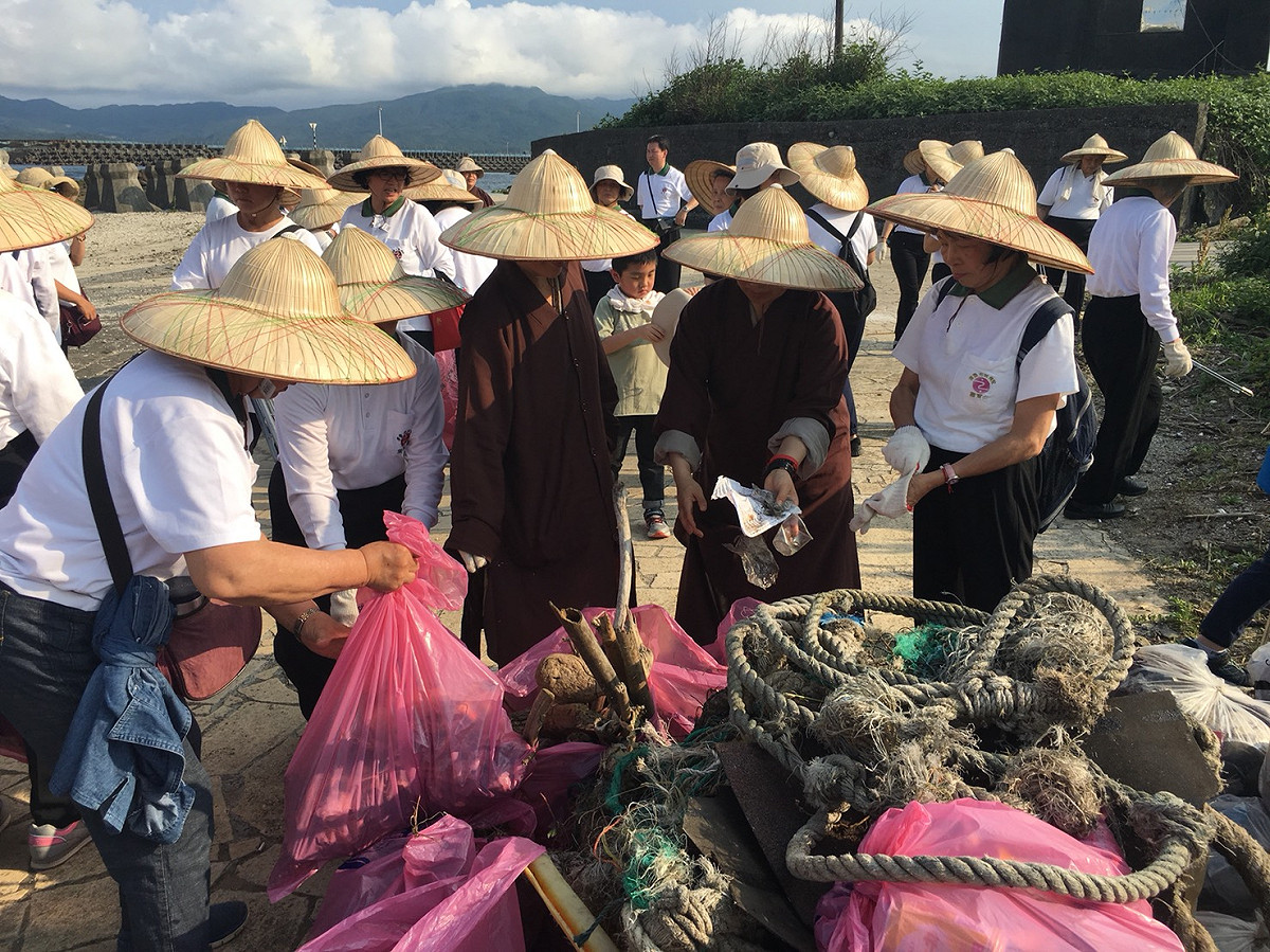 422世界地球日，基隆講堂執事妙實法師帶領60位師兄姐，到認養的新北市貢寮區石碇溪出海口沙灘。 圖：靈鷲山/提供