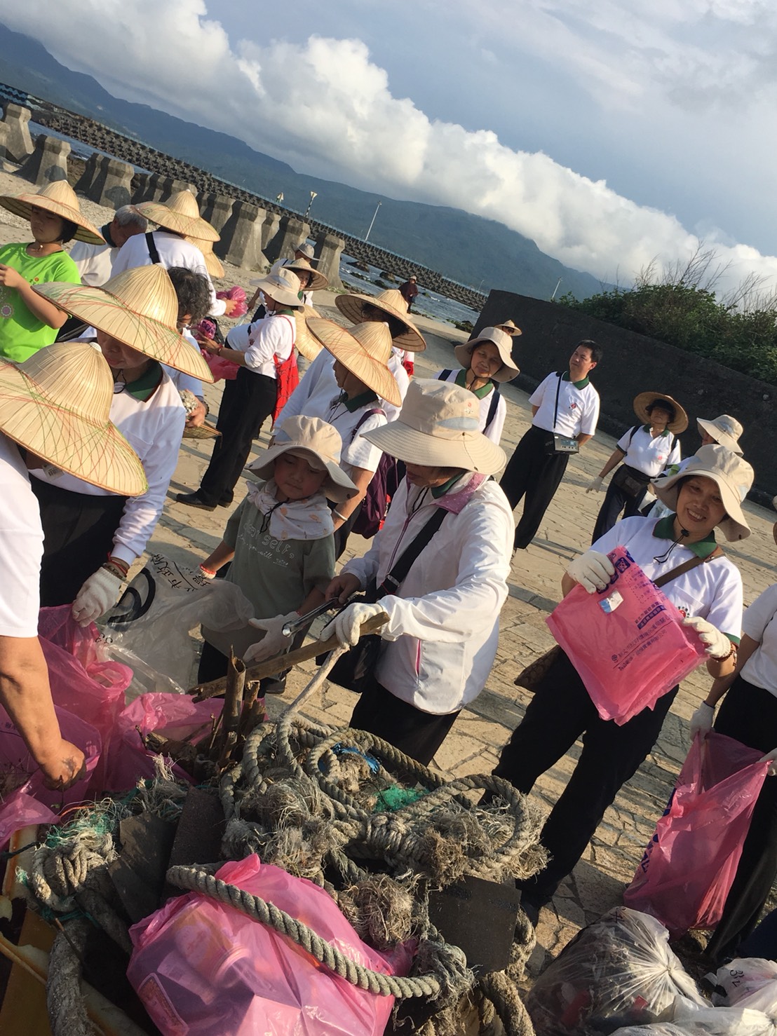 世界地球日，靈鷲山率眾種波斯菊淨灘結合大悲咒共修、淨灘和種波斯菊，祈願心寧靜、乾淨地球、維護生態、悲心轉念、回向地球平安。 圖：靈鷲山/提供