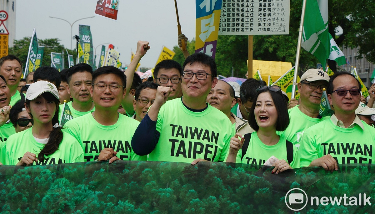 柯黑大遊行，綠營支持者力挺立委姚文智。  圖：張良一/攝
