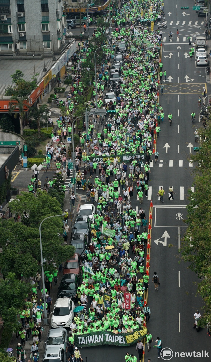 柯黑大遊行，滿滿的遊行人潮塞滿街頭。 圖：張良一/攝