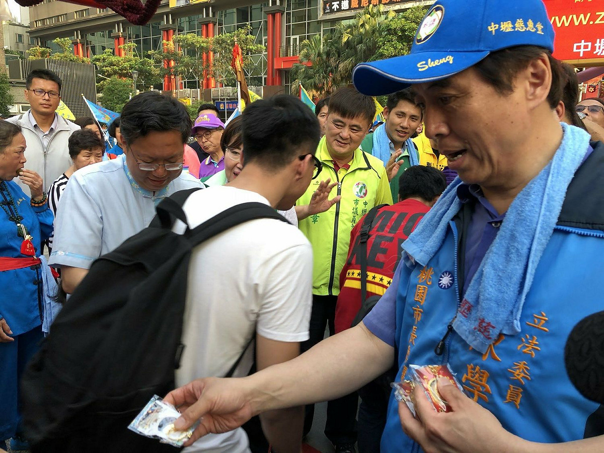 中壢慈惠堂母娘回鑾繞境，現任市長鄭文燦與國民黨市長參選人陳學聖同時現身迎接鑾駕。 圖:陳學聖競選辦公室/提供