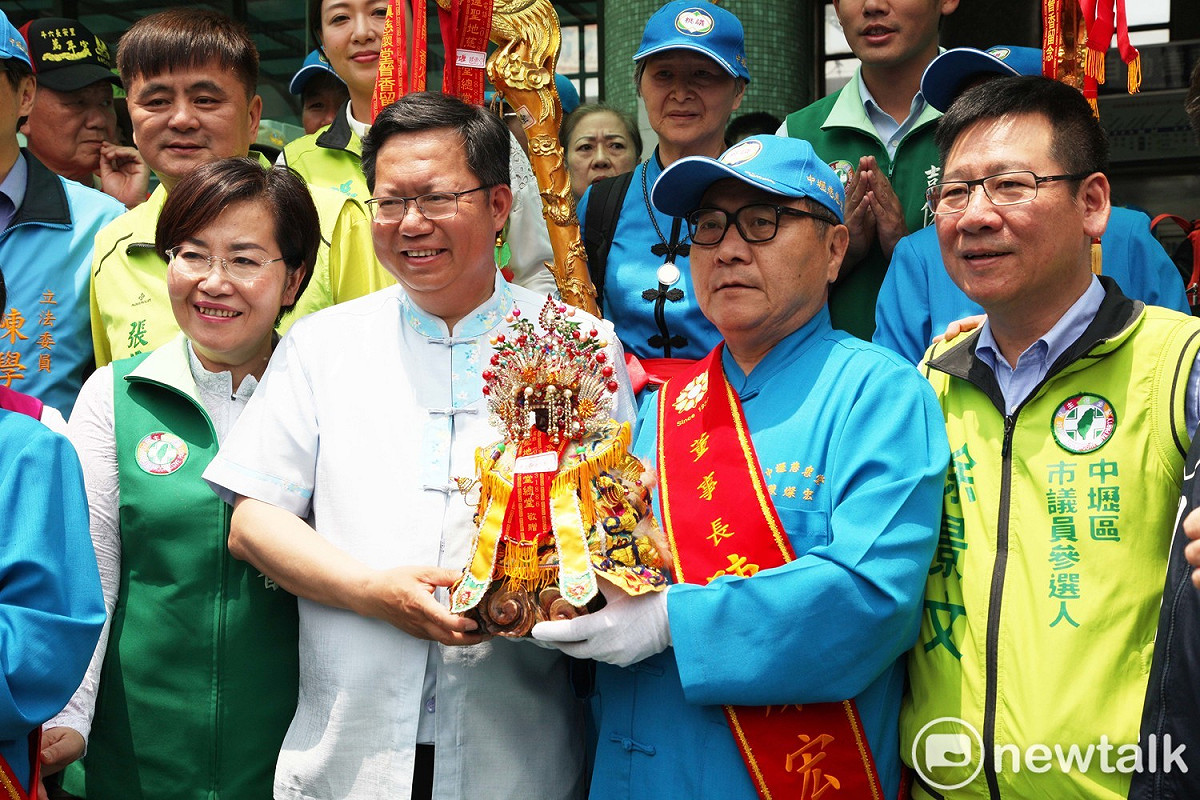 中壢慈惠堂母娘自花蓮回鑾繞境，市長鄭文燦親自接駕。 圖: 林昀真/攝