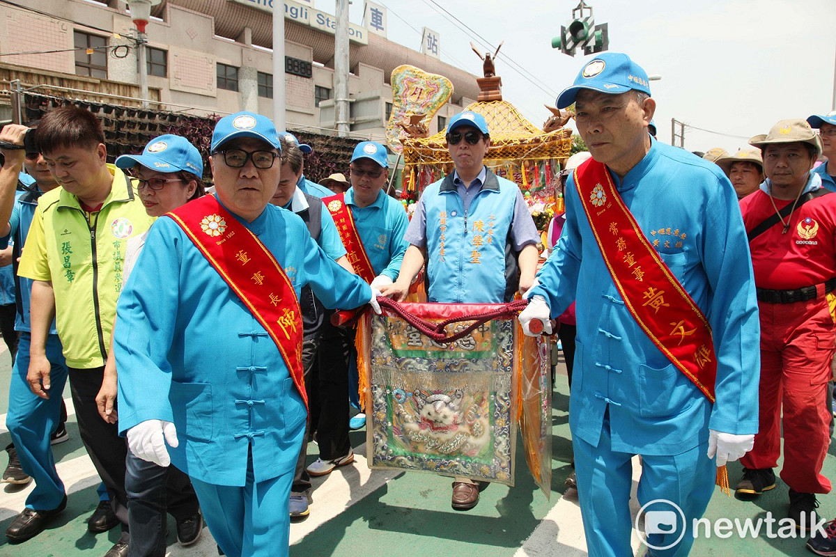 現任立委，同時也是國民黨桃園市長參選人陳學聖迎駕並陪同鑾轎繞境中壢市區。 圖: 林昀真/攝