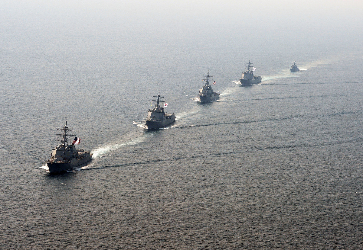 美國導彈驅逐艦（前起）與韓國驅逐艦一字排開在朝鮮半島海域進行軍演，圖為2016年資料照。 圖：翻攝USNI NEWS/美國海軍圖片