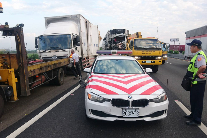 國道公路警察局第四公路警察大隊兩名員警，與大貨車駕駛共3人站在警車後方處理罰單時，突然遭另一輛大貨車從後方追撞，3人當場死亡。 圖/中央社