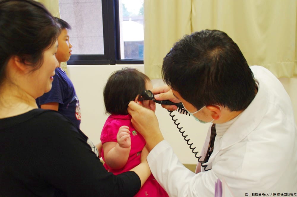 衛生局強調，預防麻疹最有效的方法是接種MMR疫苗，家中如有滿1歲幼兒，請儘速攜至合約院所接種。 圖：翻攝自Flickr／陳 振德開放權限