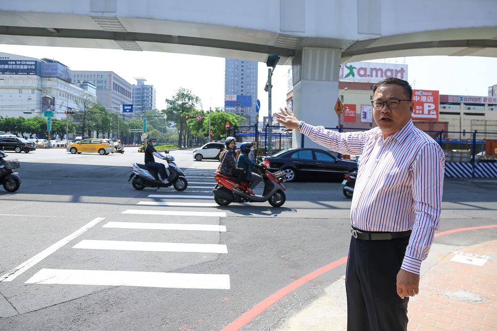 交通局長王義川到路口了解車流改善情形。 圖：台中市政府/提供