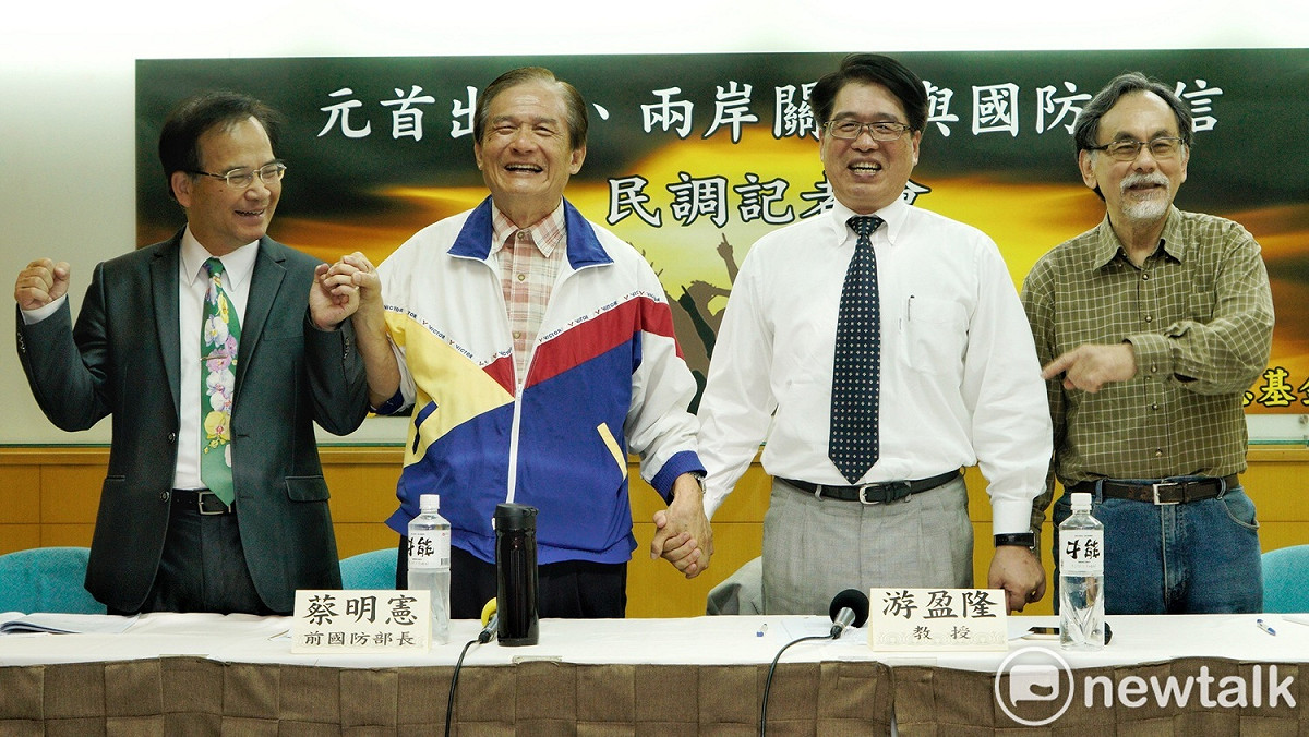 台灣民意基金會今(23)日公布「元首出訪、兩岸關係與國防自信」民調報告。右起為前立委林濁水、董事長游盈隆、前國防部長蔡明憲和台北市長參選人蘇煥智。 圖：張良一/攝