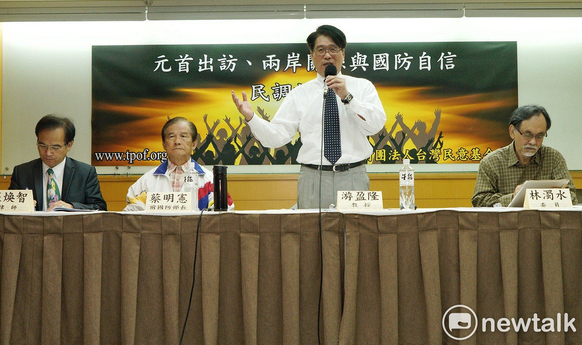 台灣民意基金會今(23)日公布民調顯示，在20歲以上的台灣成年人中，有約5成1的人贊成教育部應積極審查管中閔台大校長任命案。圖2站立者為該基金會董事長游盈隆。 圖：張良一/攝
