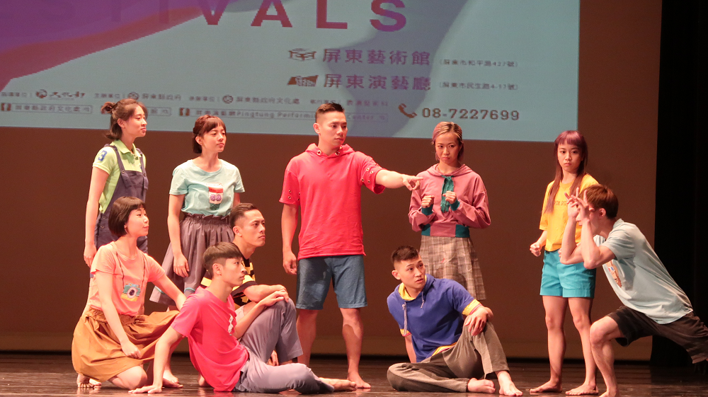 親子舞蹈劇場「舞蹈空間」，蒞臨屏東藝術館演出「藍騎士和白武士」。  圖：屏東縣政府／提供