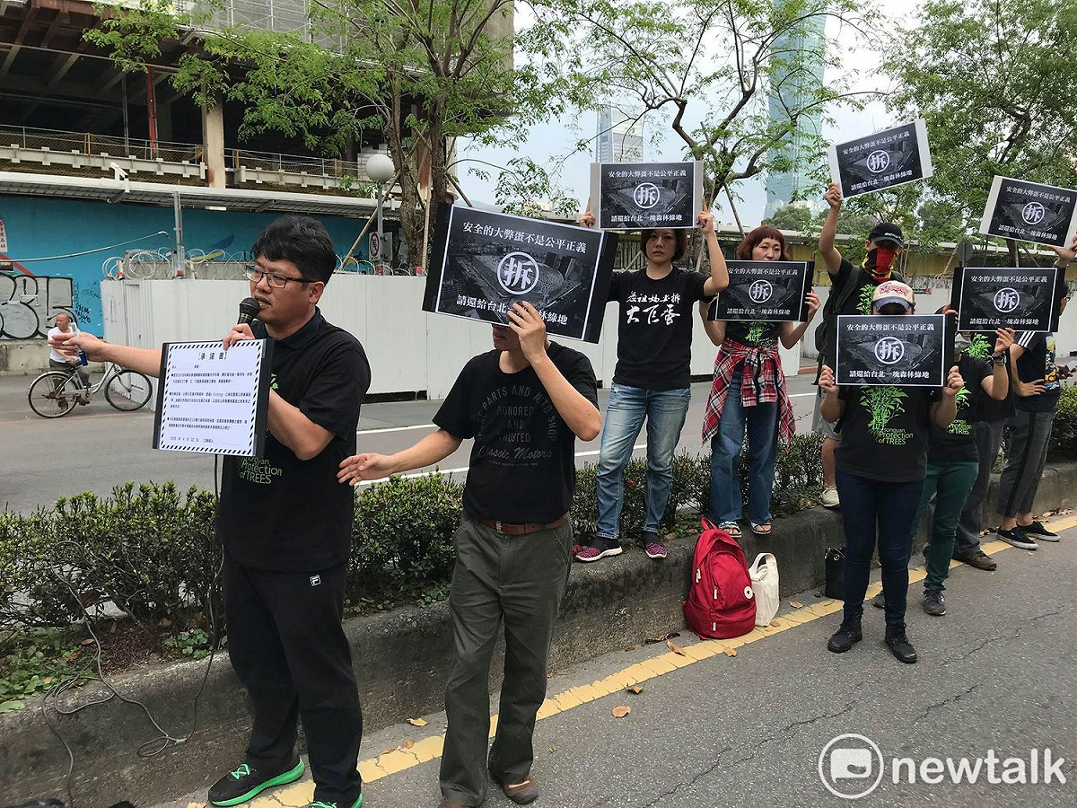 綠委姚文智昨舉行「柯黑大遊行」，主張北市府應與遠雄解約大巨蛋的松菸護樹團體、松菸公園催生聯盟召集人游藝（前1）率領成員攔路陳情，讓姚文智簽署大巨蛋解約承諾書。游藝今日隨即宣布參選北市松信區議員。 圖：周煊惠 / 攝