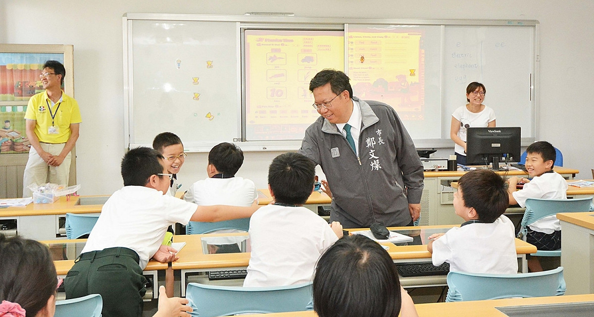 鄭文燦指出，青溪國小「虛擬英語村」創新教育，突破傳統空間的限制，其教材及情境非常多元。 圖：桃園市政府/提供
