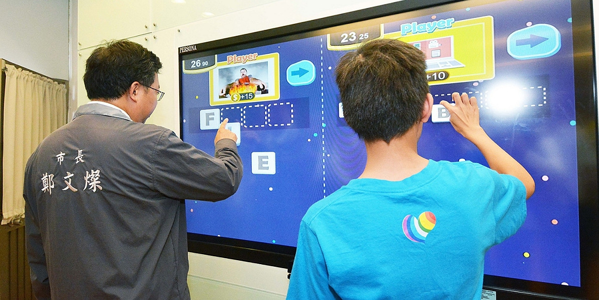 鄭文燦與小朋友一起體驗VR/AR/體感觸控技術。 圖：桃園市政府/提供