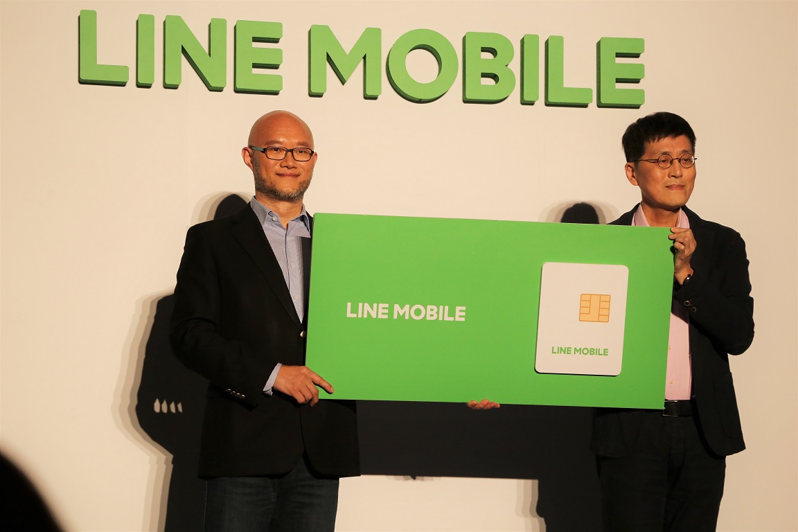 LINE台灣總經理陳立人 (左)  與遠傳電信個人用戶事業群執行副總經理尹德洋(右)，今(23)日正式啟動 LINE MOBILE ，並宣佈明(24)日正式推出。 圖：朱泓任/攝