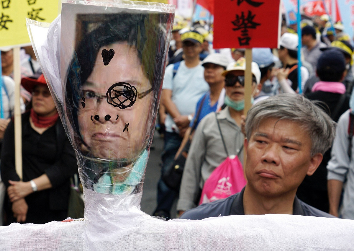 退休警消團體23日再走上街頭，發動「警消不服從」遊行陳抗。 圖：張良一/攝