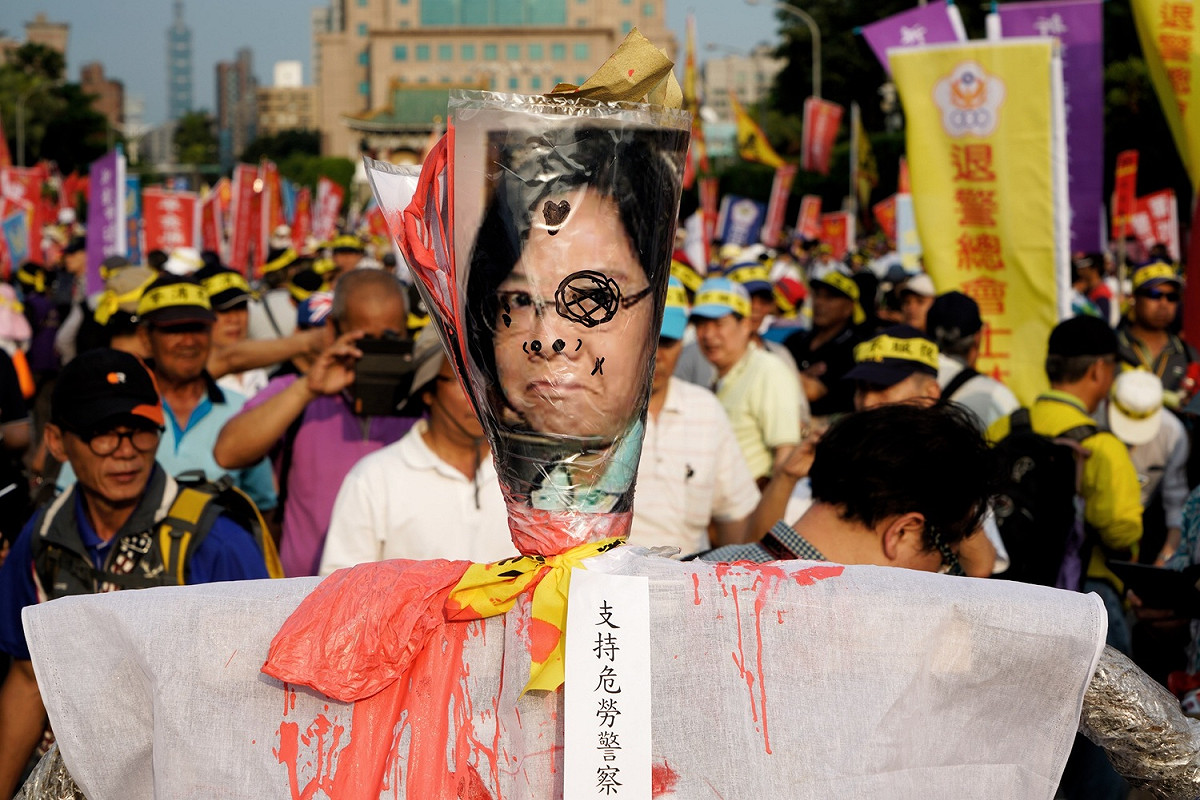 退警、退消、警眷今天發起反年改陳抗，有陳抗人員自備蔡英文總統與綠委段宜康的人形推車，彷若推著兩人遊街示眾。 圖：張良一／攝