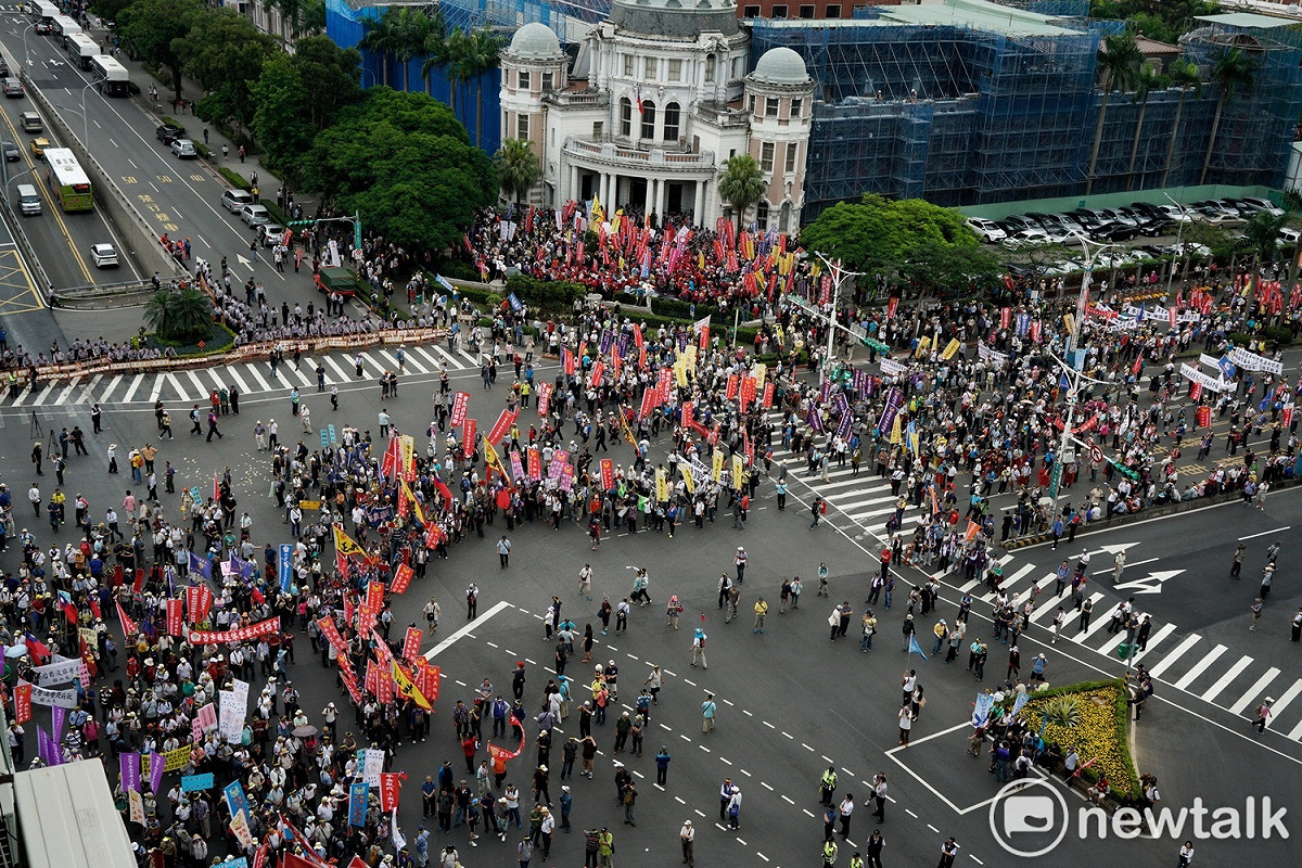 不滿公教警消退撫新制將於七月一日正式上路，退役軍公教警消團體今天（23日）走上街頭。 圖：張良一／攝