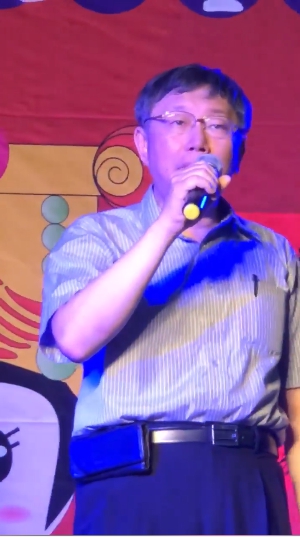 柯文哲昨天赴「天上聖母萬壽平安餐會」時，民進黨台北市黨部主委黃承國同台，還與柯熱情敬酒。 圖：翻攝自李柏毅 毅心為您
