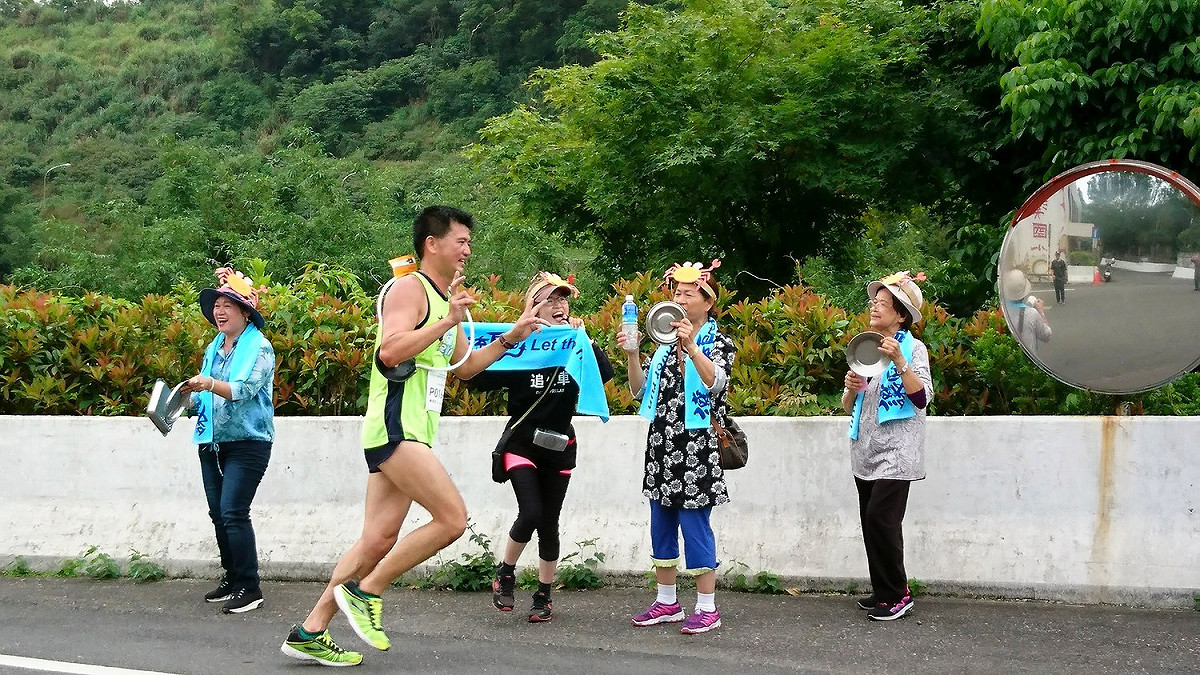 雙溪居民當毛蟹鱸鰻加油隊幫跑者加油。 圖 : 環境權保障基金會/提供
