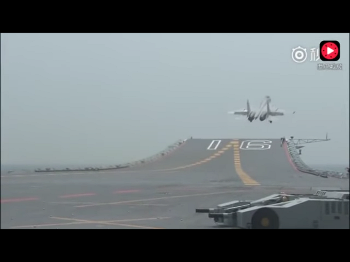 在演習中，遼寧艦出動多架殲15艦載戰鬥機，負責編隊外圍警戒任務的屬艦也發射防空導彈。 圖：翻攝自Youtube