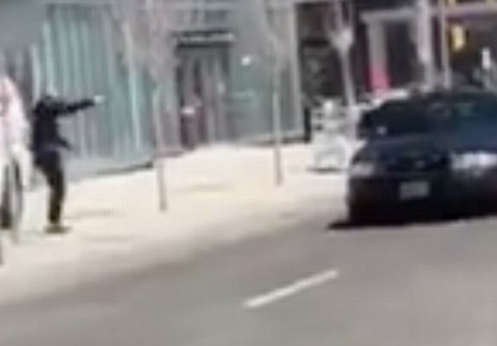加拿大多倫多市發生廂型車衝撞行人，造成9死16傷，嫌犯（左）拿槍與警方對峙高喊「射我腦袋」。 圖：YouTube截圖
