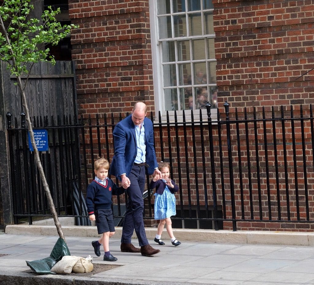 英國威廉王子（中）帶著大兒子喬治王子（左）與長女夏綠蒂公主前往聖瑪麗醫院，探視生產的王妃。 圖：翻攝英國肯辛頓宮推特