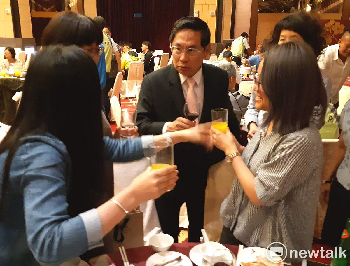 涂醒哲選在耐斯王子大飯店的餐廳與記者聯誼餐敘，引發諸多揣測。 圖：蔡坤龍/攝