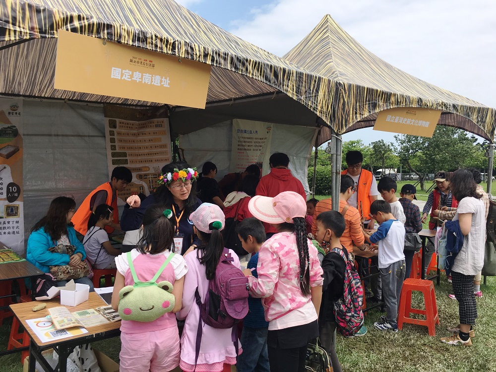 今年設置7大特色區的「考古展演」，包含從「世界萬花筒」、「寶島真美麗」、「紋理大驚奇」、「古徑尋寶趣」、「考古裝飾彩繪區」、「泰雅族傳統織布體驗」及「史前人飲食鋪」超過120個攤位考古攤位。 圖：十三行博物館提供
